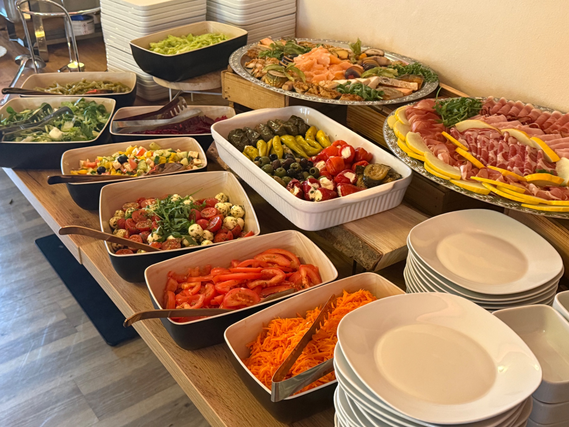 Reich bestücktes Salat- und Vorspeisenbuffet mit Lachsplatte und Antipasti