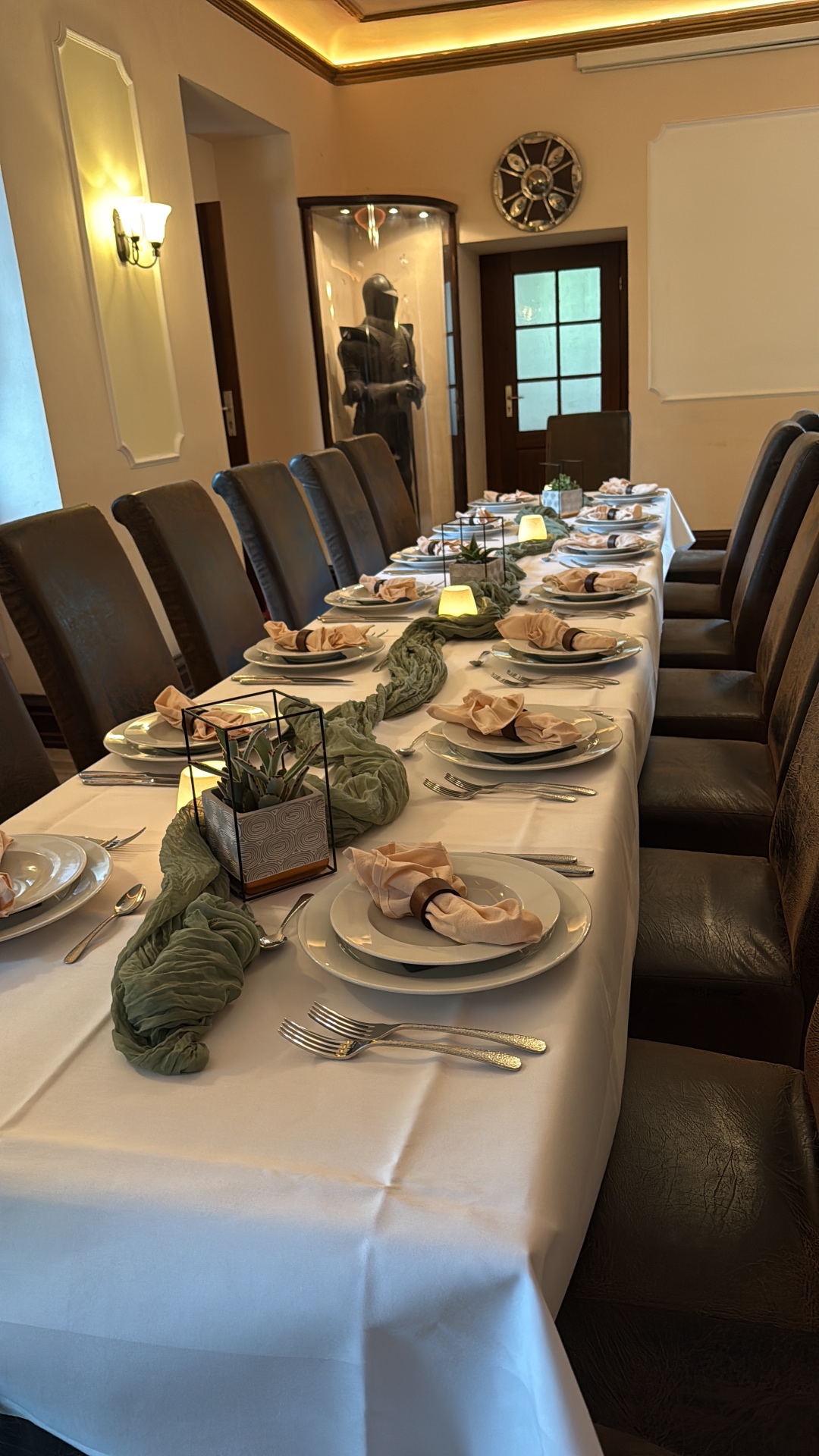 Lange festliche Tafel in der Rittergutsstube mit Ritterrüstung im Hintergrund