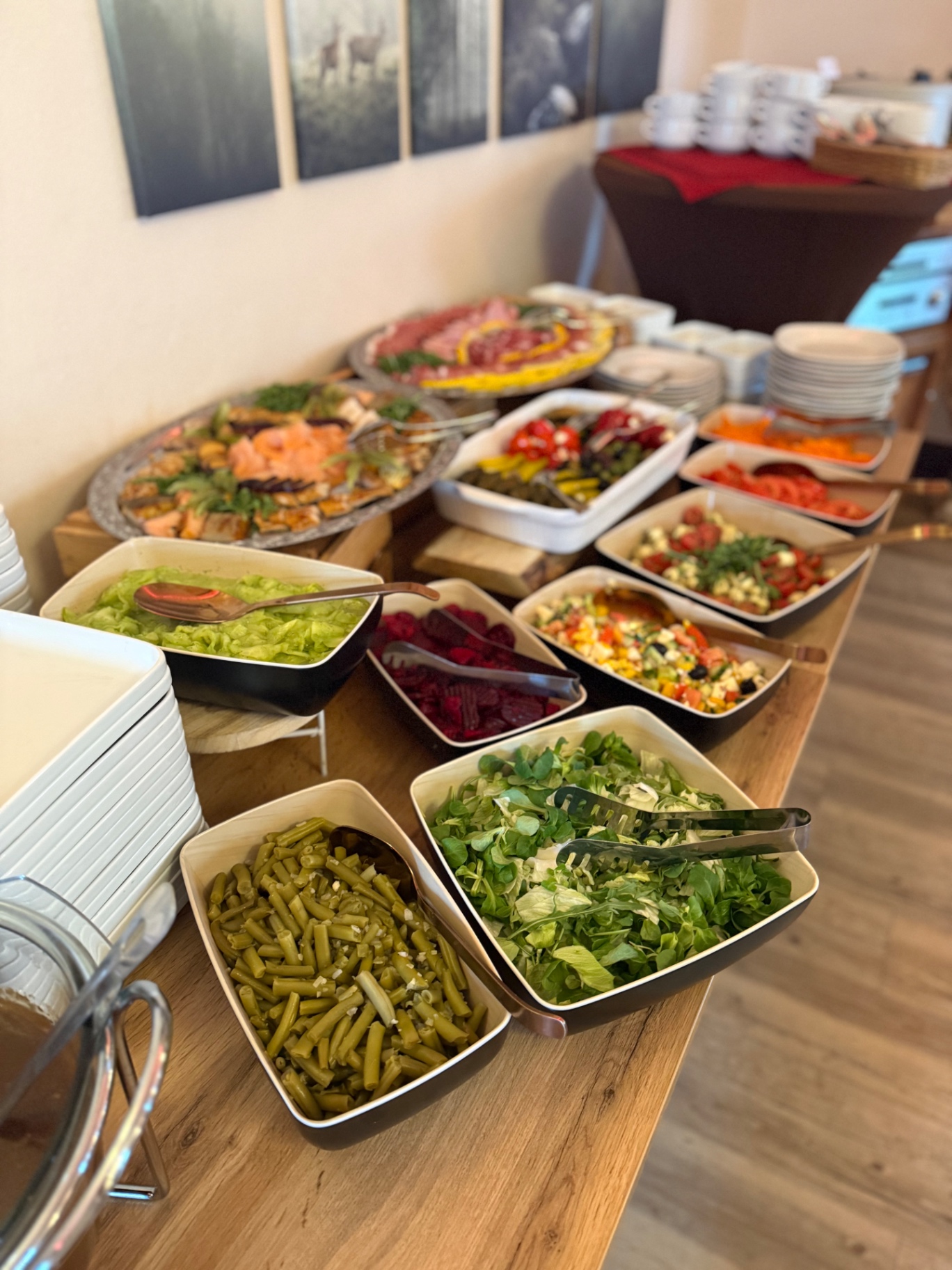 Buffet mit Salaten, Aufschnittplatten und Antipasti im Saal