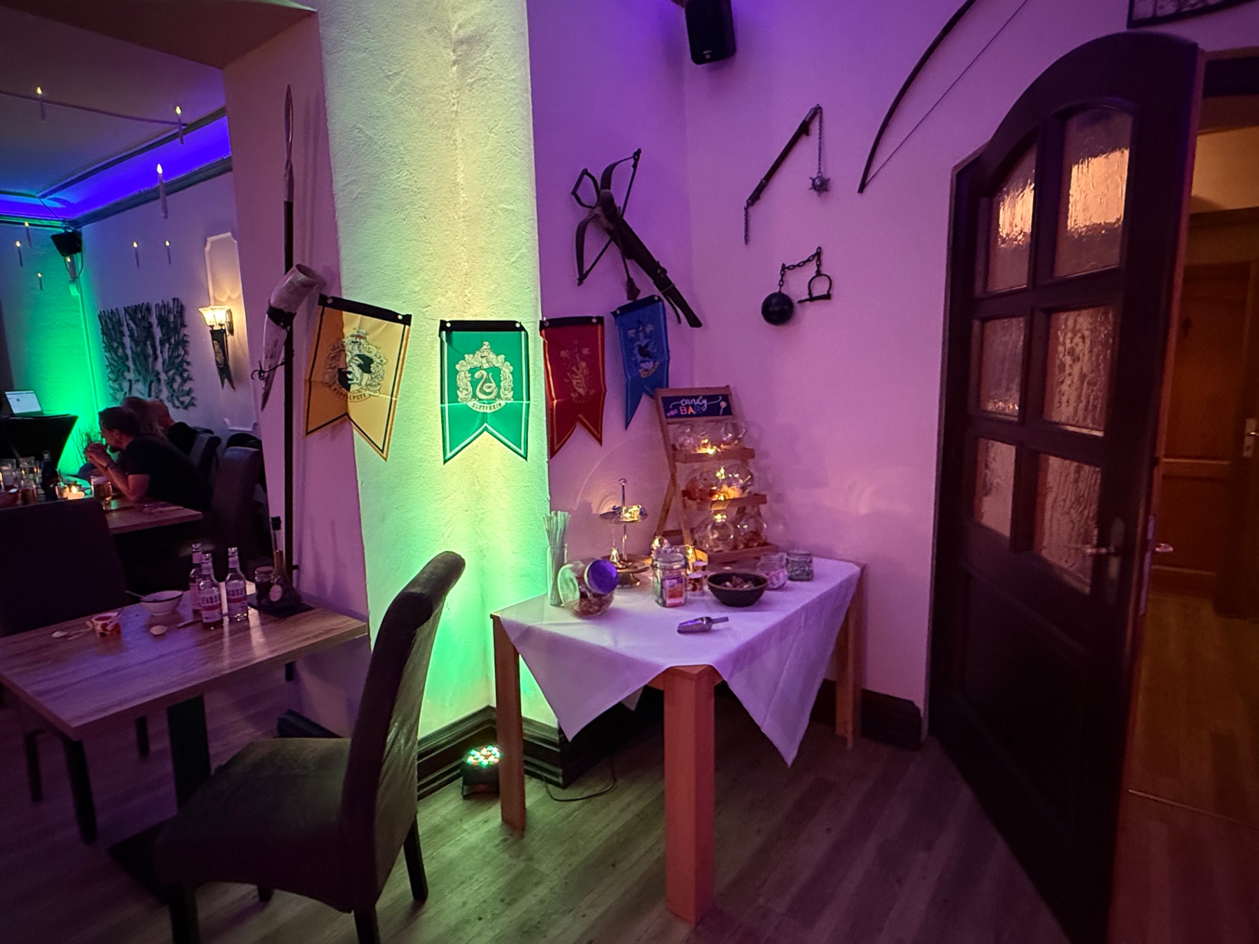 Themenabend im Zauberschul-Stil mit Hauswappen, Candy-Bar und farbiger Lichtstimmung